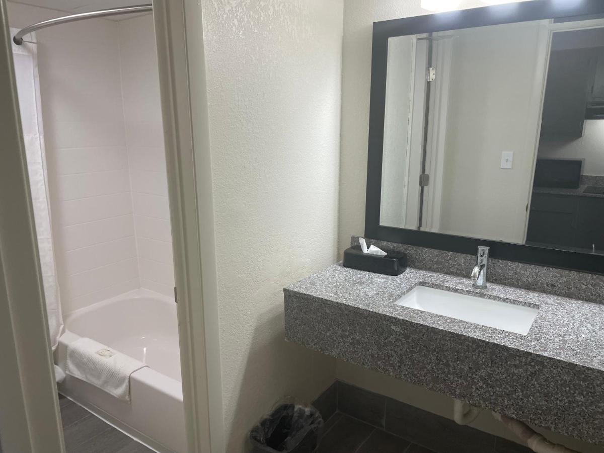 Quality Inn & Suites Spring Lake - Fayetteville Near Fort Bragg Exteriér fotografie