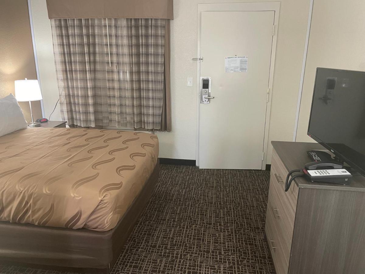 Quality Inn & Suites Spring Lake - Fayetteville Near Fort Bragg Exteriér fotografie